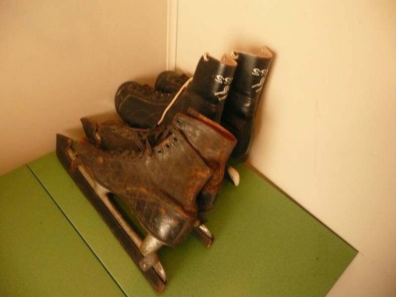 lot 35 image: TWO PAIR OF VERY COOL ANTIQUE SKATES - 1 PAIR HOCKEY & 1 PAIR SPEED SKATE