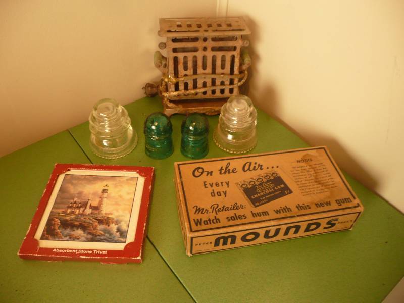 lot 36 image: ANTIQUEVINTAGE GROUP - INCLUDES ANTIQUE TOASTER - SEE PICTURES