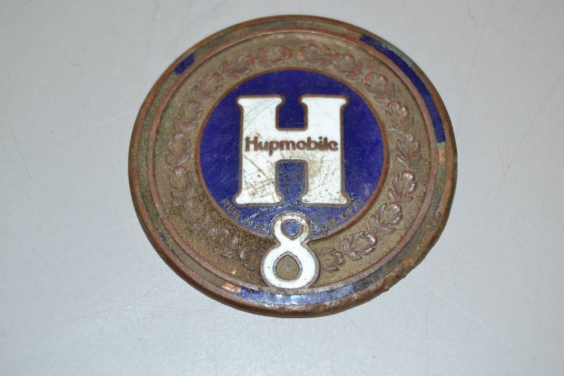 lot 9 image: Vintage Hupmobile emblem