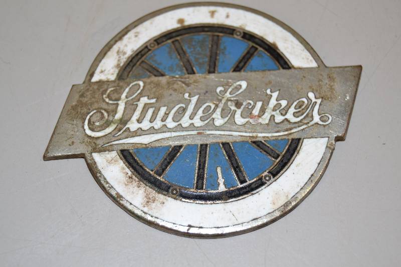 lot 10 image: Vintage Studebaker emblem