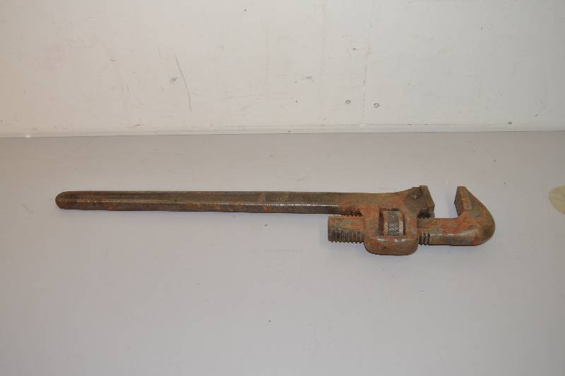lot 34 image: Pipe wrench