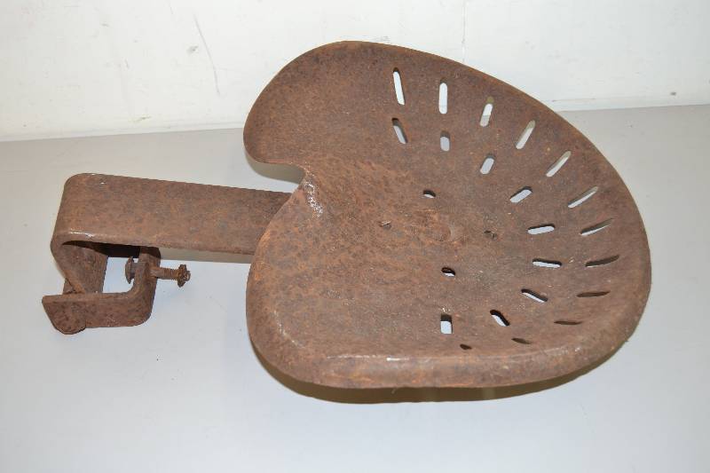 lot 37 image: Tractor seat
