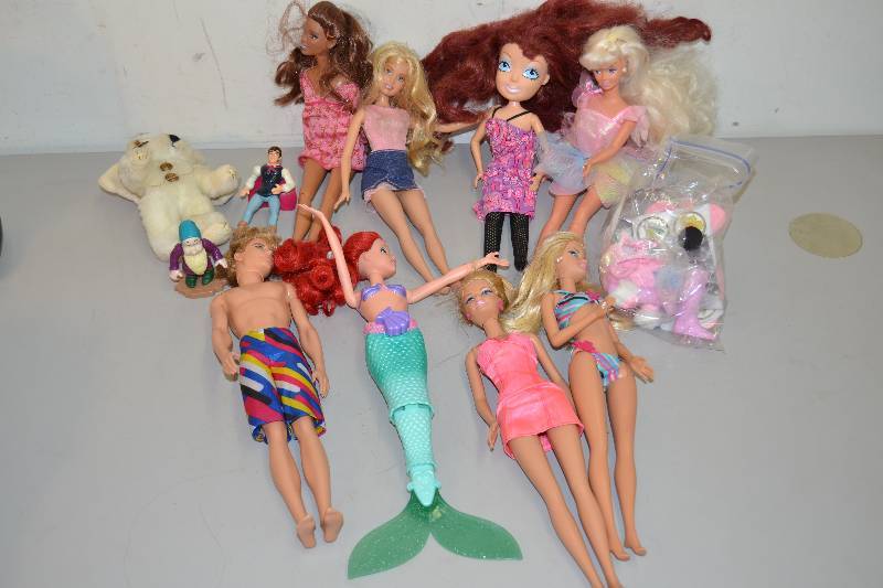 lot 64 image: Dolls