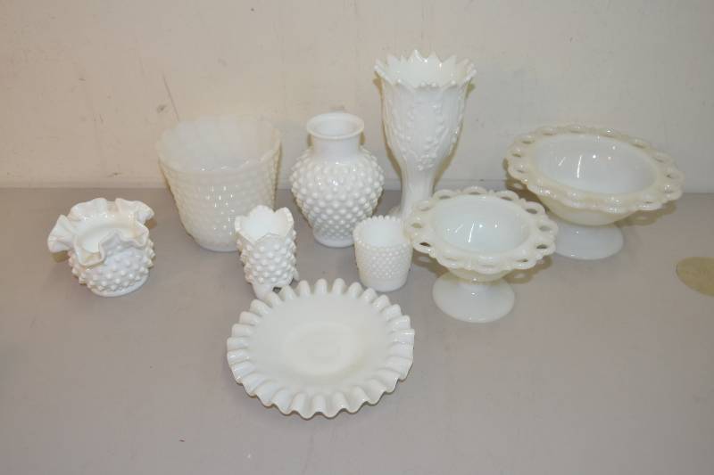 lot 69 image: Vintage milk glass dishware