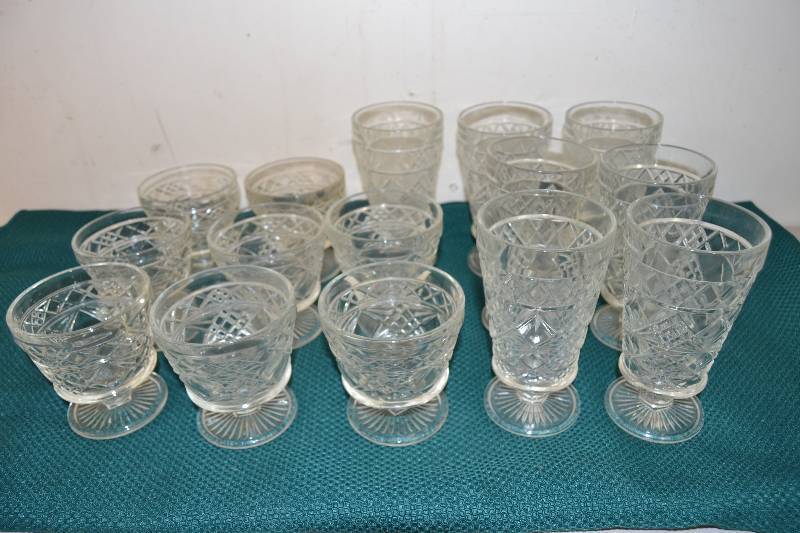 lot 73 image: Vintage Glassware