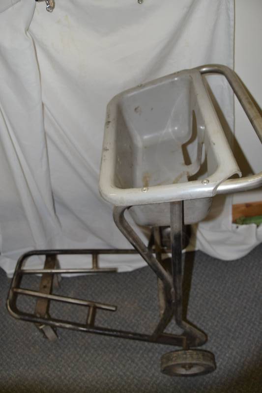 lot 124 image: Outboard Motor repair stand