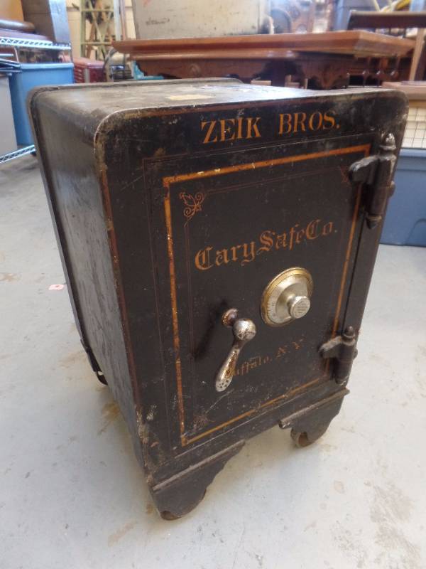 lot 520 image: Vintage Safe