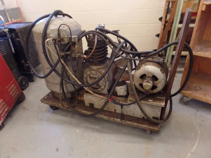 lot 524 image: Air Compressor
