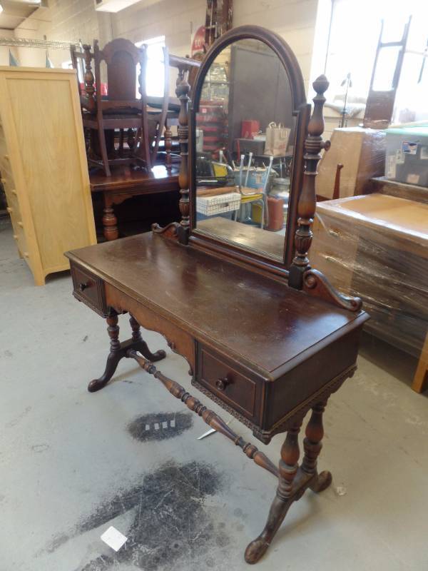 lot 505 image: Antique Vanity