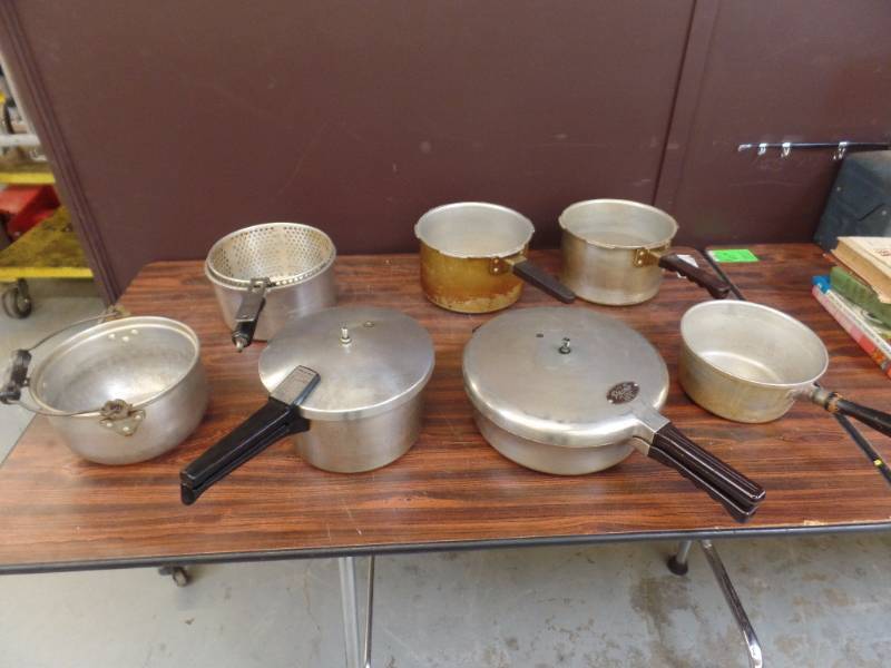 lot 565 image: Pressure Cookers