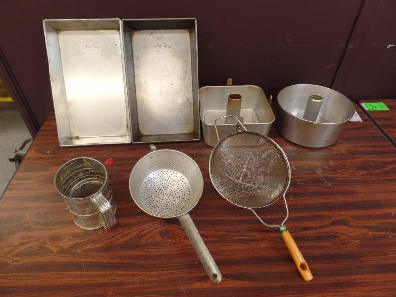 lot 567 image: Baking Accessories