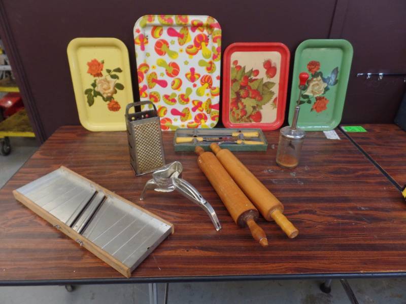 lot 571 image: TV Trays and Kitchen Accessories