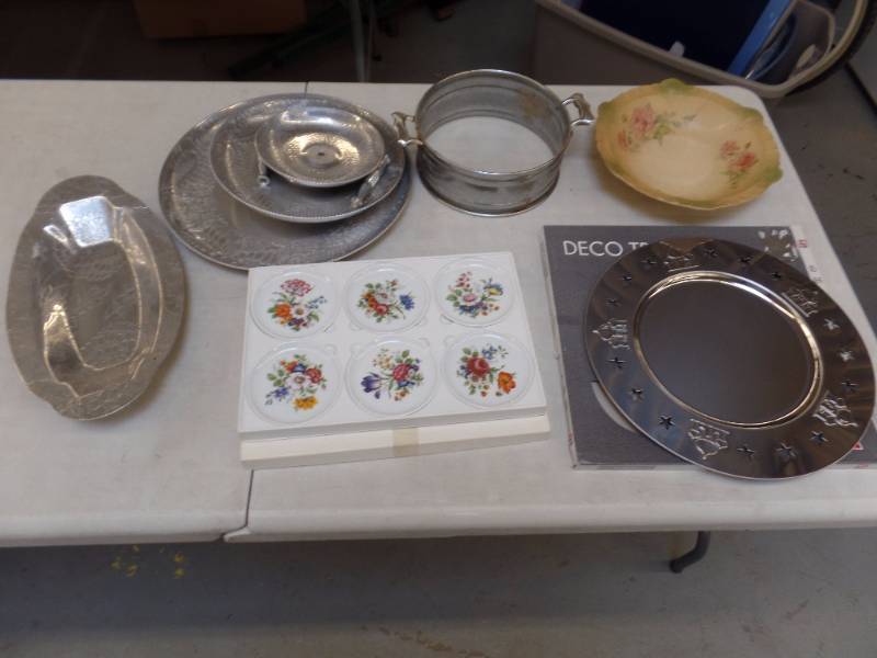 lot 572 image: Vintage Bowls and Kitchen Accessories
