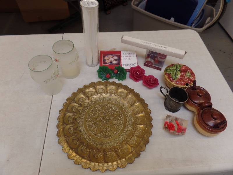 lot 574 image: Candle and Holiday Accessories