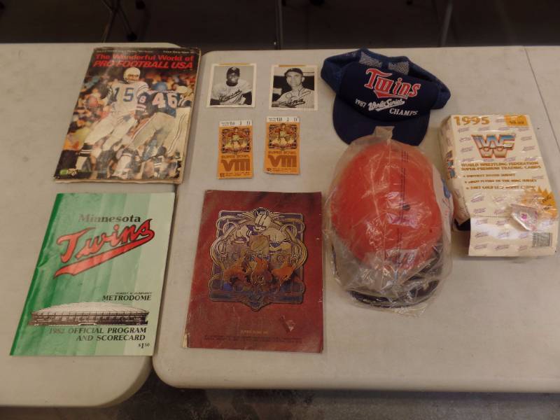 lot 589 image: Sports Collectibles
