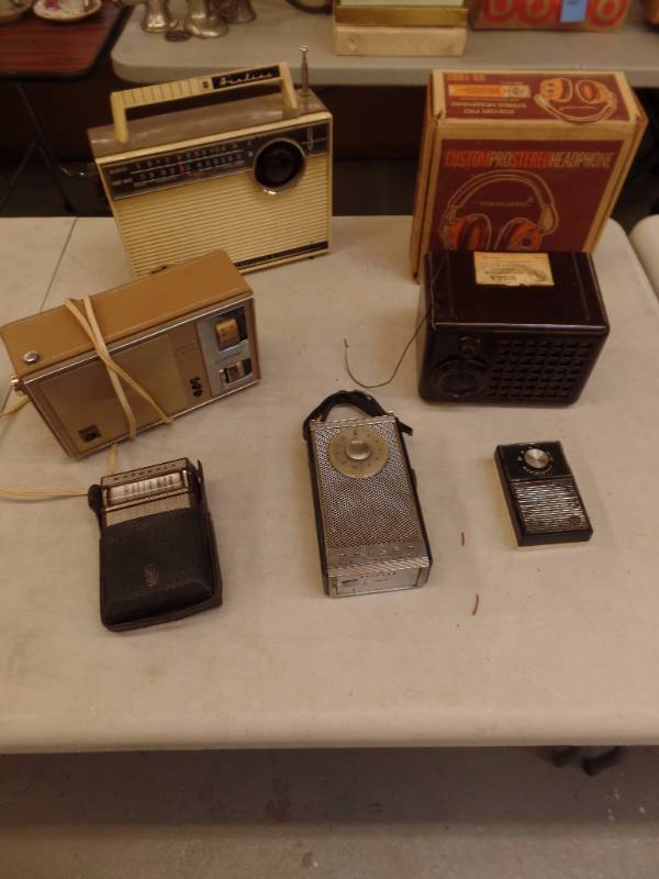 lot 599 image: Radios & Headphones
