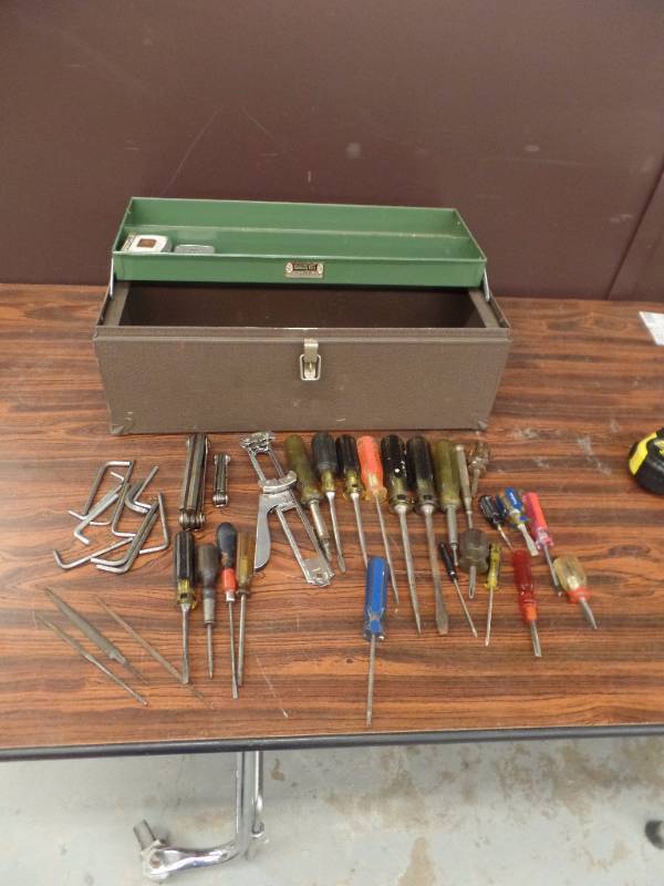 lot 605 image: Tool Box