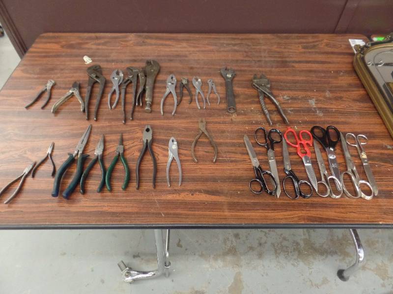lot 610 image: Pliers & Scissors