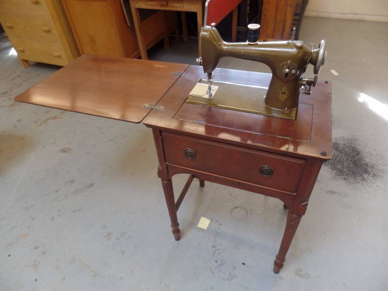 lot 515 image: Sewing Machine & Table