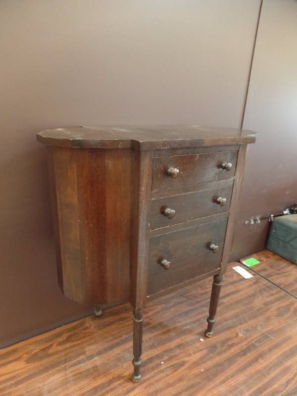 lot 517 image: End Table