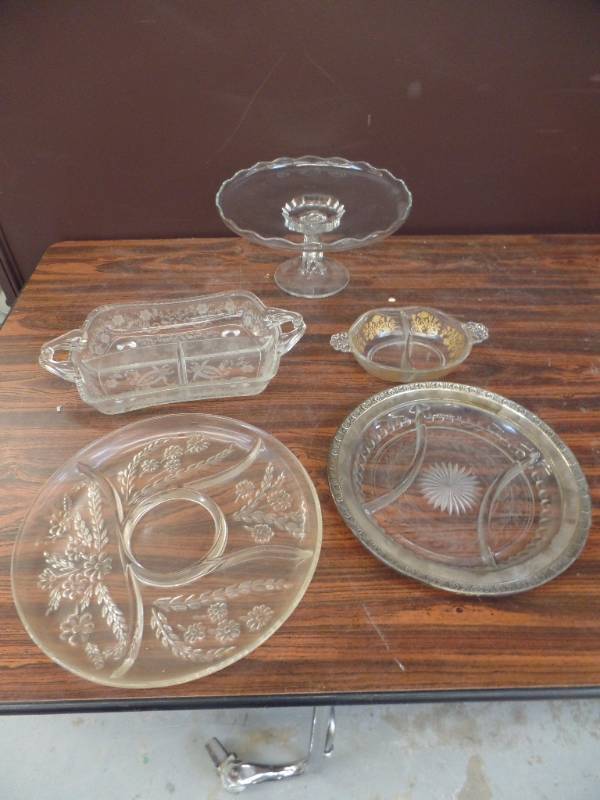 lot 554 image: Glass Serving Items