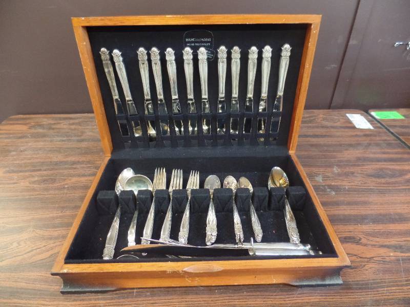 lot 559 image: Holmes & Edwards Plated Flatware