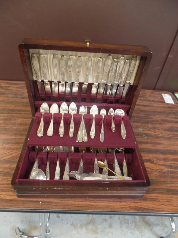 lot 560 image: WM Rogers Plated Flatware