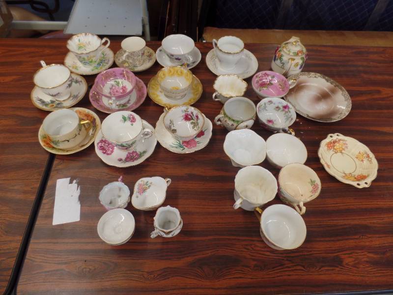lot 579 image: Porcelain Cups and Saucers