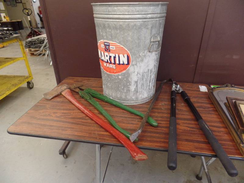 lot 619 image: Monster Hand Tools