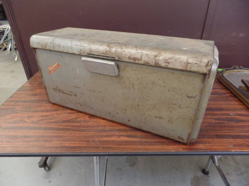 lot 621 image: Vintage Galvanized Cooler