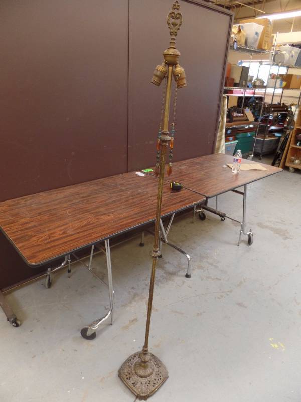 lot 634 image: Vintage Metal Floor Lamp