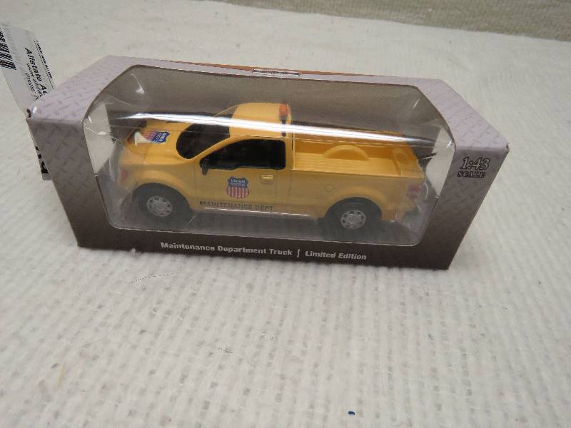 lot 2 image: Union Pacific Maintenance Truck