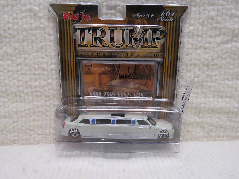 lot 4 image: Maisto Trump Limo