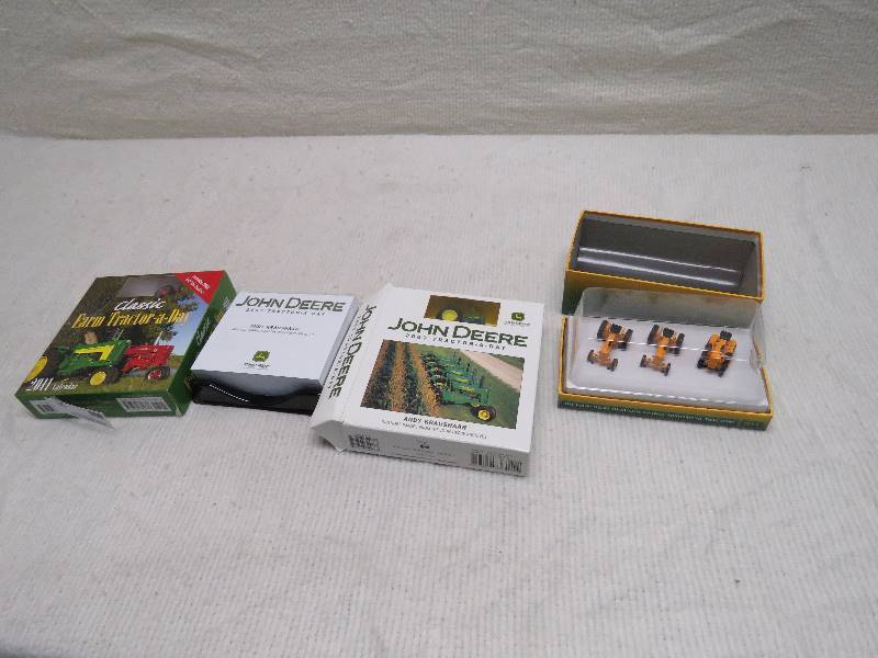 lot 21 image: John Deere Colectibles