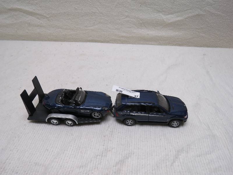 lot 37 image: Maisto BMW Set