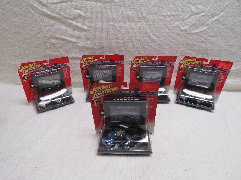 lot 88 image: Collectible Johnny Lightning Cars