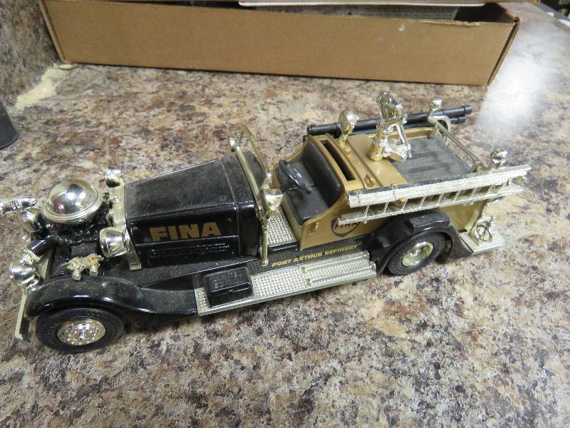 lot 105 image: Collectible Car Banks