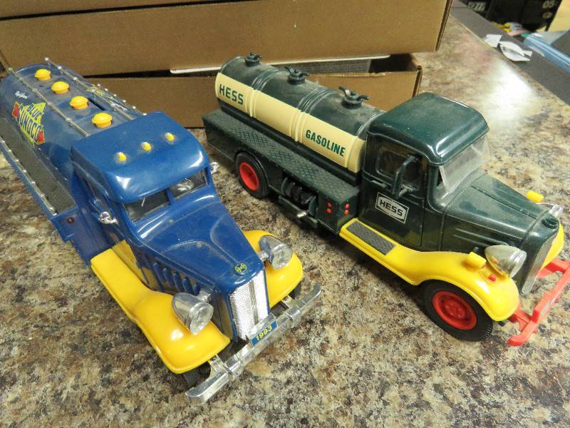 lot 106 image: Collectible Vintage Truck Banks