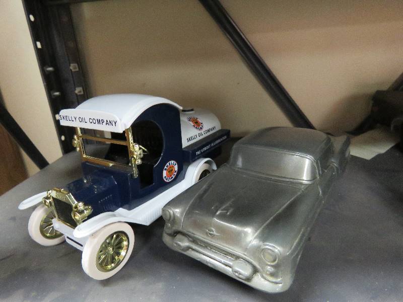 lot 114 image: Vintage Collectible Banks