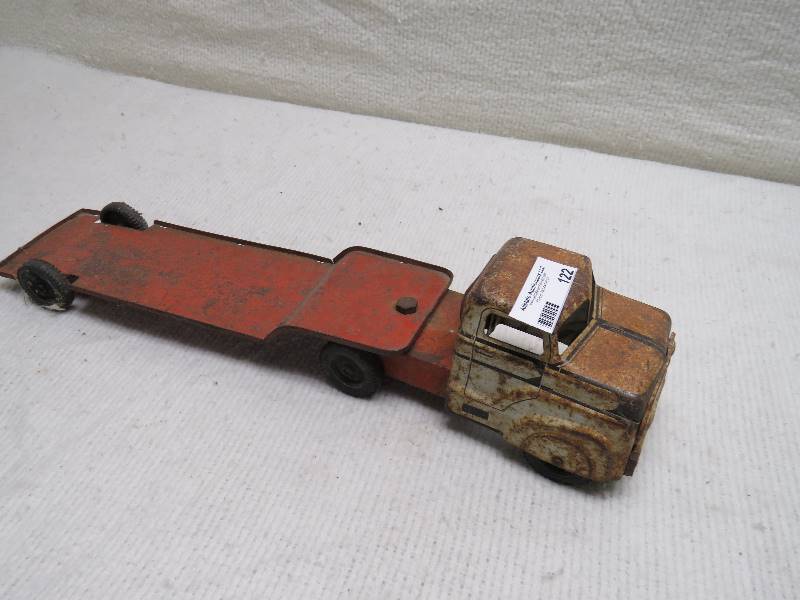 lot 122 image: Antique Truck and Trailer