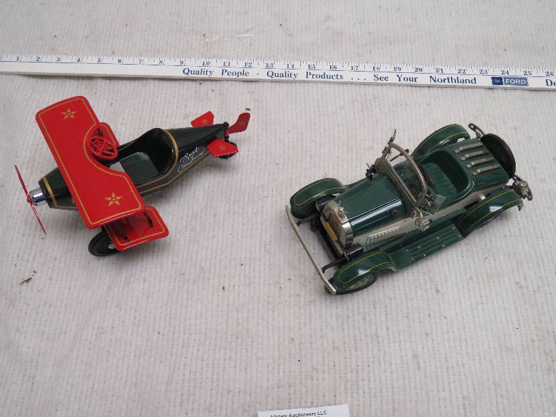 lot 153 image: Vintage Hallmark Collectibles