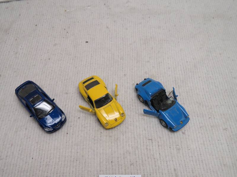 lot 161 image: Collectible Maisto cars