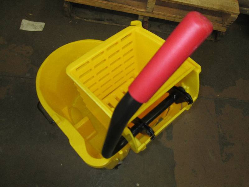 lot 36 image: 1 rubbermaid 35 quart mop bucket wi...