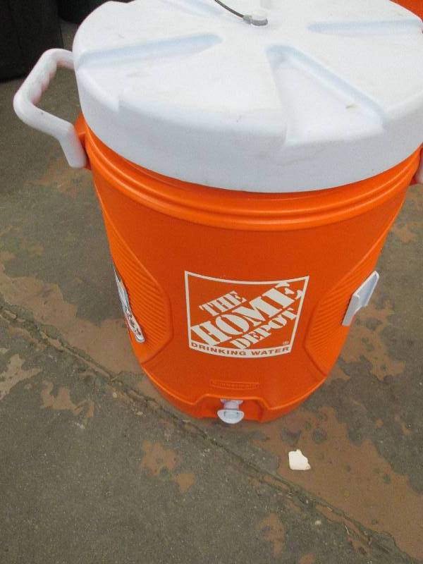 lot 59 image: rubbermaid 5 gal. water jug...