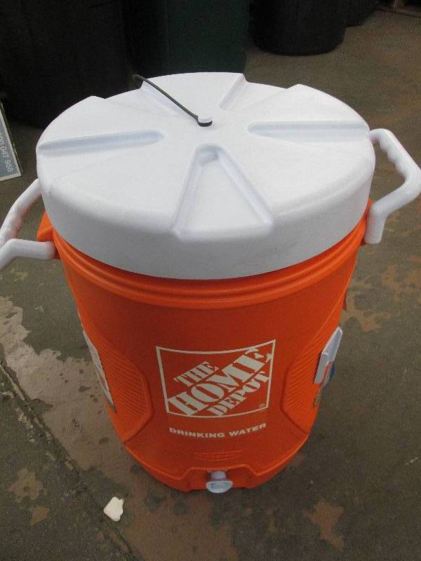 lot 60 image: rubbermaid 5 gal. water jug with cu...