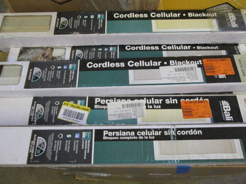 lot 264 image: 8 window blinds different sizes and...