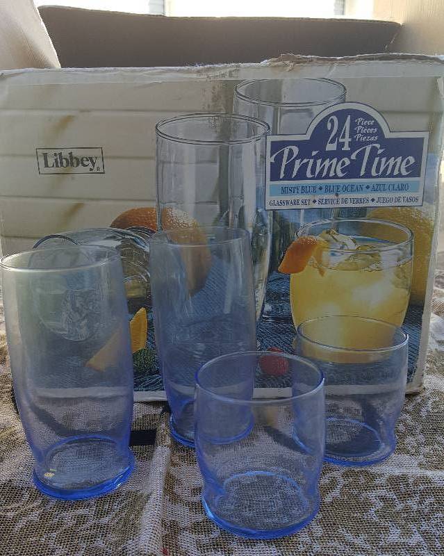 24 piece blue glasses set