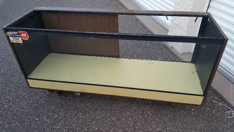 Large display case - top glass missing
