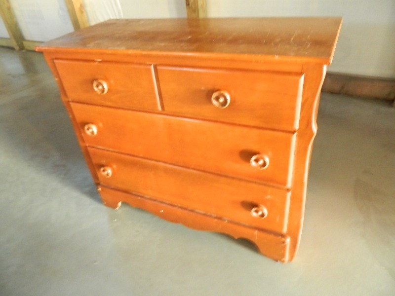 lot 113 image: 3 Drawer Dresser