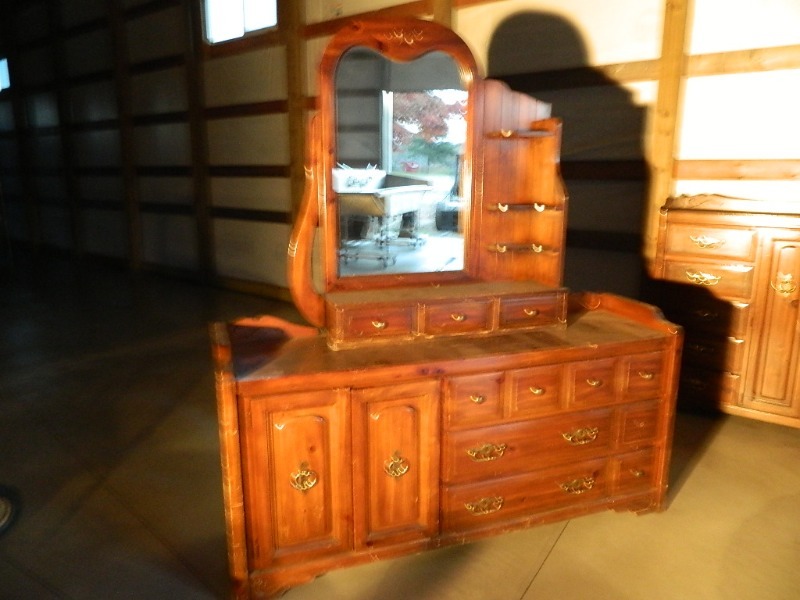 lot 117 image: Large Dresser with Mirror